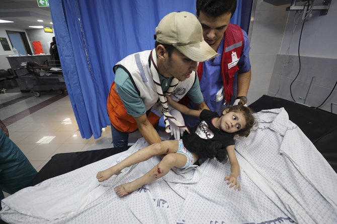 „Scanpix“/AP nuotr./Sužeistas vaikas Gazos ligoninėje