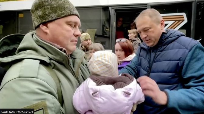 BBC/I.Kastiukevičiaus nuotr./Rusijos parlamento narys Igoris Kastiukevičius (kairėje) organizavo vaikų susodinimą į autobusus