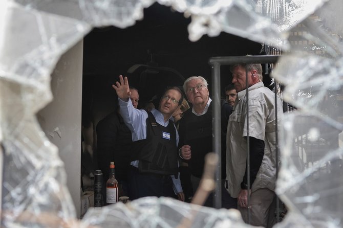 „Scanpix“/AP nuotr./Izraelio prezidentas Isaacas Herzogas kartu su Vokietijos kolega Franku-Walteriu Steinmeieriu aplankė kibucą Be'eri