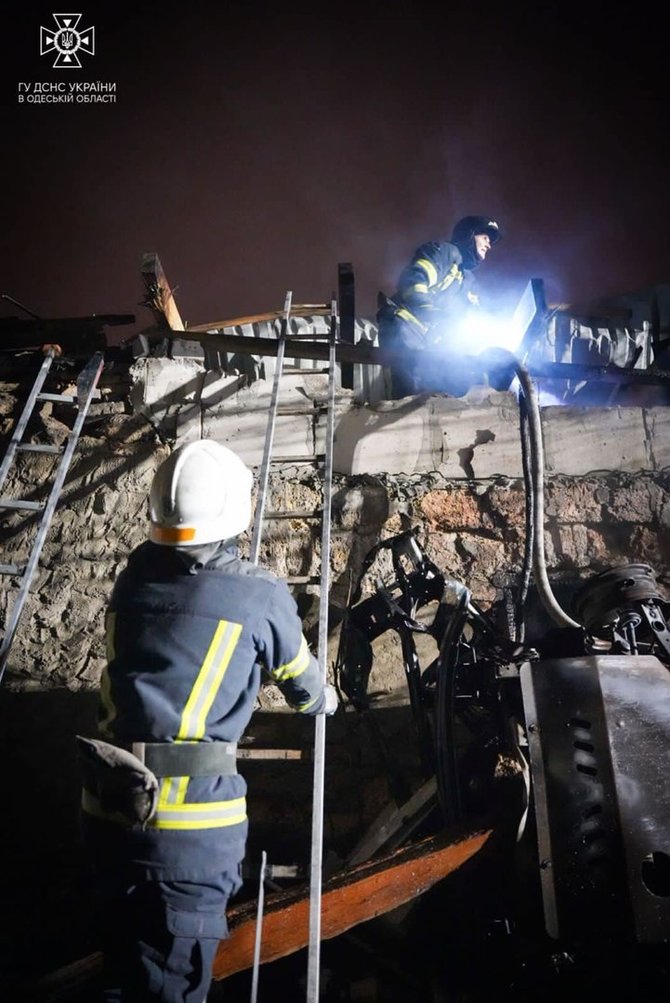 Ukrainos valstybinės nepaprastųjų situacijų tarnybos nuotr./Rusija atakavo Odesos sritį: apgadinti namai, sužeisti žmonės