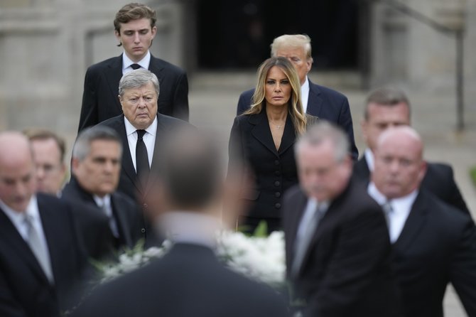 „Scanpix“/AP nuotr./Barronas Trumpas, Donaldas Trumpas, Viktoras Knavsas ir Melania Trump