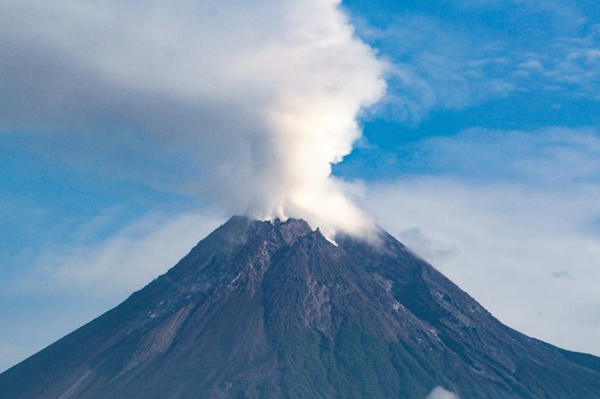 ZUMAPRESS / Scanpix nuotr./Merapio ugnikalnis - šalia turistų mėgiamos Džokjakartos miesto