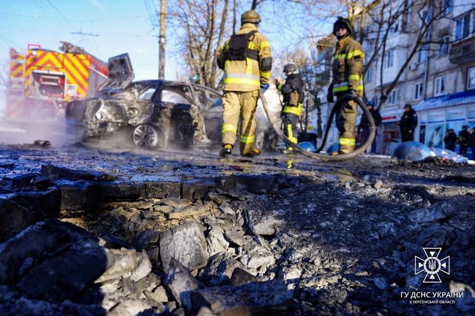 Ukrainos valstybinės nepaprastųjų situacijų tarnybos nuotr./Po Rusijos atakos Chersone – sudegęs automobilis ir du negyvi žmonės