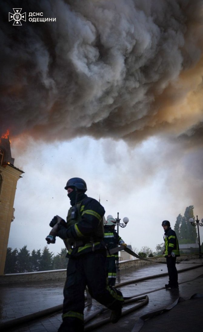 Ukrainos valstybinės nepaprastųjų situacijų tarnybos nuotr./Rusijos raketų smūgis Odesoje