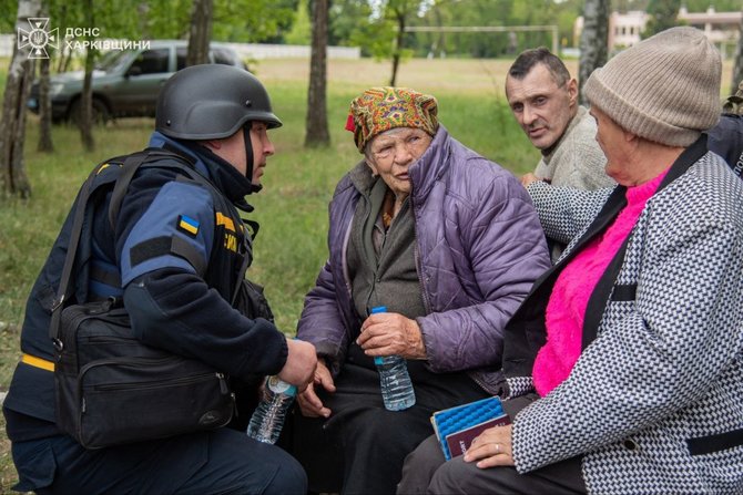 Ukrainos valstybinės nepaprastųjų situacijų tarnybos nuotr./Charkivo srityje evakuojami žmonės