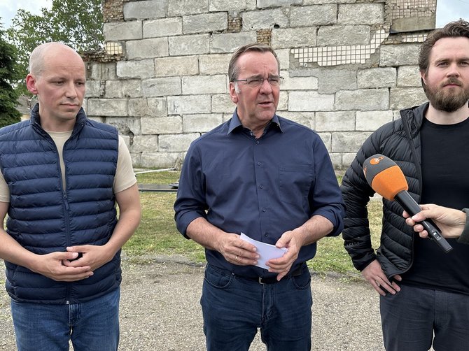 dpa/Scanpix/Gundbertas Scherfas (kairėje) ir Vokietijos gynybos ministras Borisas Pistorius (centre)