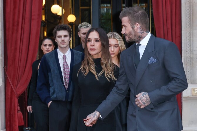 Vida Press nuotr./Victoria ir Davidas Beckhamai su šeima