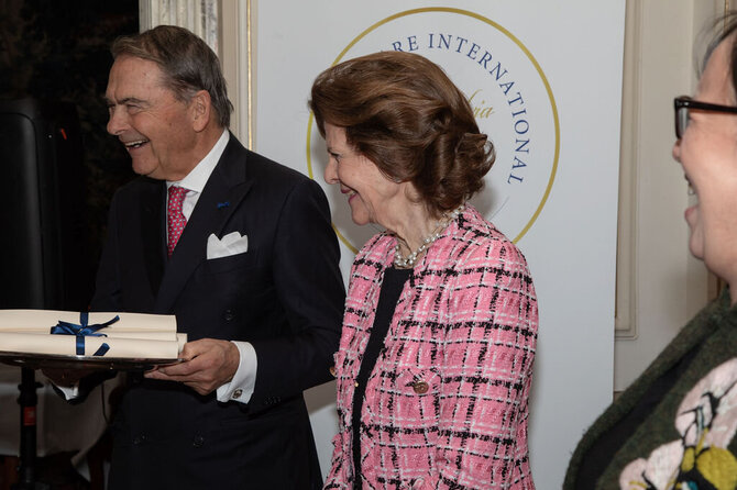 Queen Silvia Nursing Award nuotr./Švedijos karalienės Silvios apdovanojimų akimirka