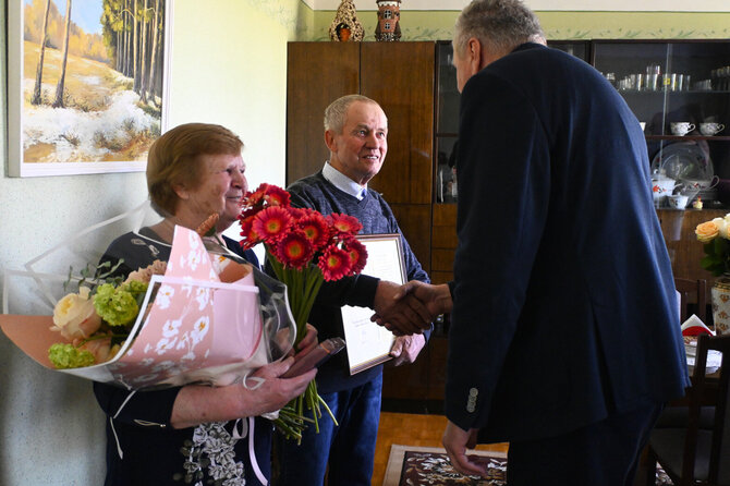 Panevėžio rajono savivaldybės administracijos nuotr./Vanda ir Kazimieras Šimkevičius atšventė deimantines vestuves