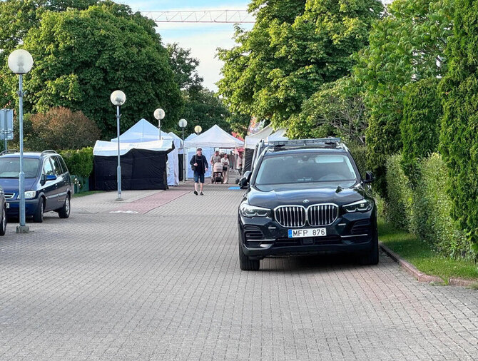 „Kas vyksta Neringoje“ nuotr./G.Nausėdos automobilis Nidoje