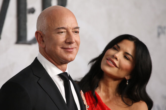 Vida Press nuotr./Jeffas Bezosas ir Lauren Sanchez