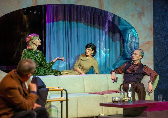 Juditos Juknelės nuotr./Adrija Čepaitė – Linda (centre). Iwan Wyrypajew, „Girti“, rež. Iwan Wyrypajew, Lietuvos nacionalinis dramos teatras, 2023 m.