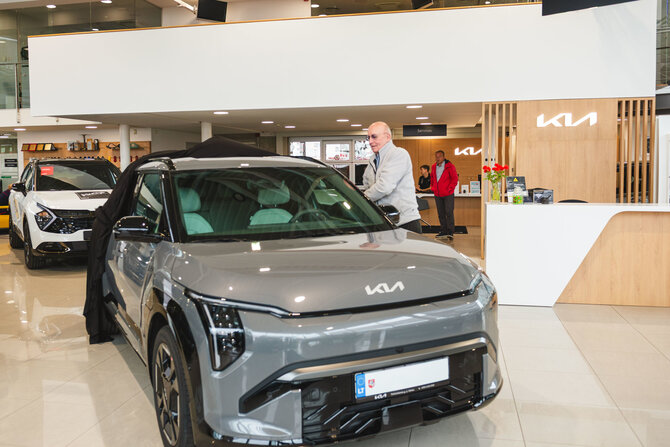Asmeninio archyvo nuotr./Arūnas Valinskas su nauju automobiliu