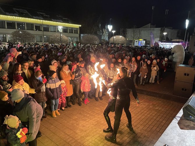 Dainiaus Jurevičiaus nuotr./Prienų miesto kalėdinės eglutės įžiebimo akimirkos