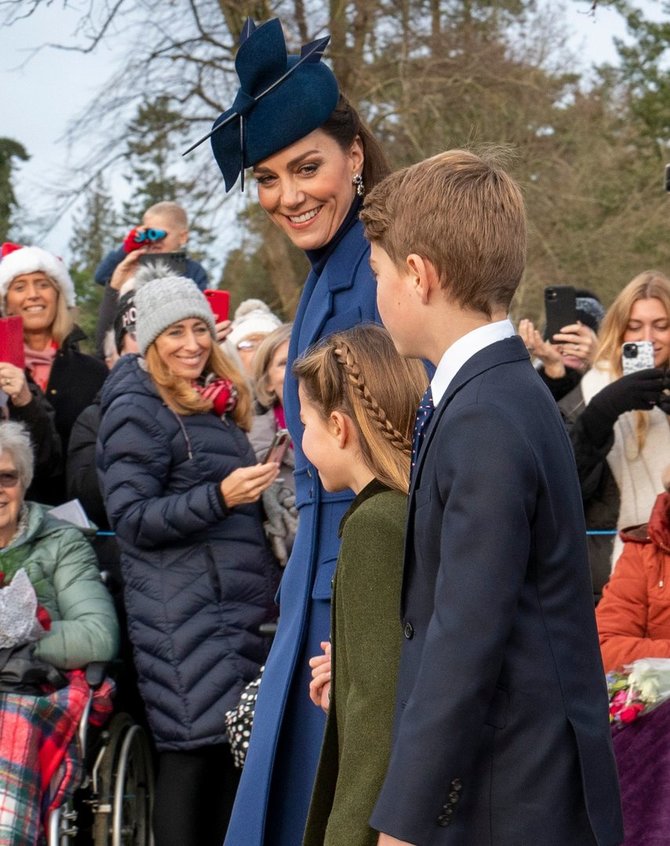 Vida Press nuotr./Karališkoji šeima lankosi kalėdinėse mišiose