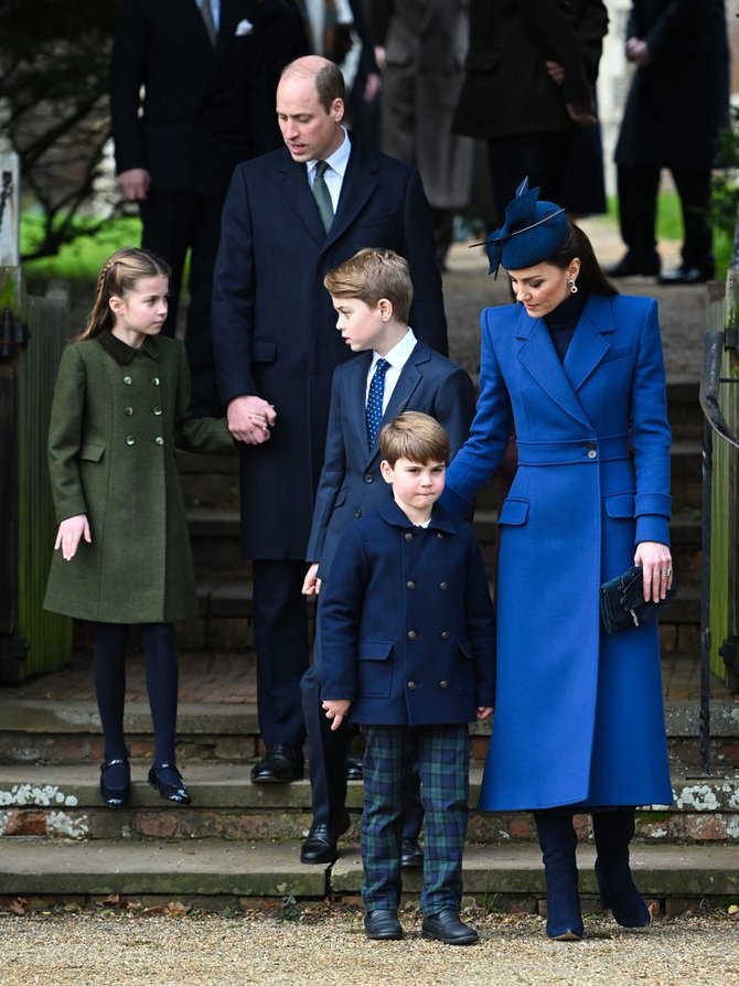 Vida Press nuotr./Karališkoji šeima lankosi kalėdinėse mišiose