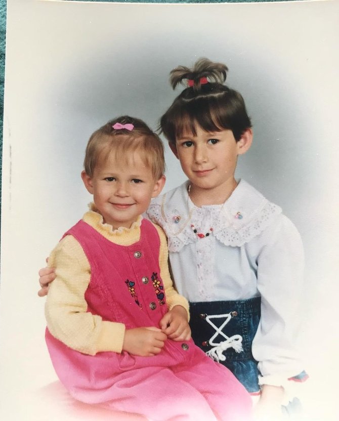 Asmeninio archyvo nuotr./Ieva Swan su seserimi vaikystėje