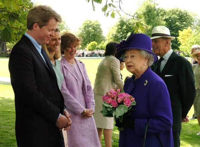Vida Press nuotr./Grafas Charlesas Spenceris su Jungtinės Karalystės karaliene