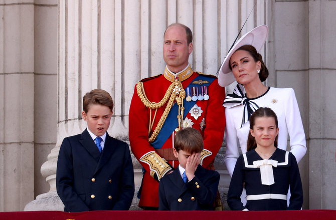 Karališkoji britų šeima Bakingemo rūmų balkone