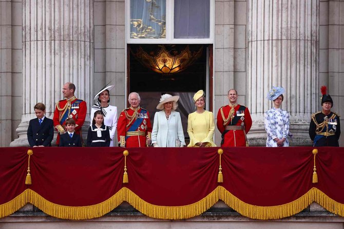 Scanpix nuotr./Karališkoji britų šeima Bekingemo rūmų balkone