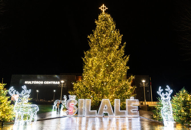 Šilalės savivaldybės nuotr./Šilalės kalėdinės eglutės įžiebimo akimirka