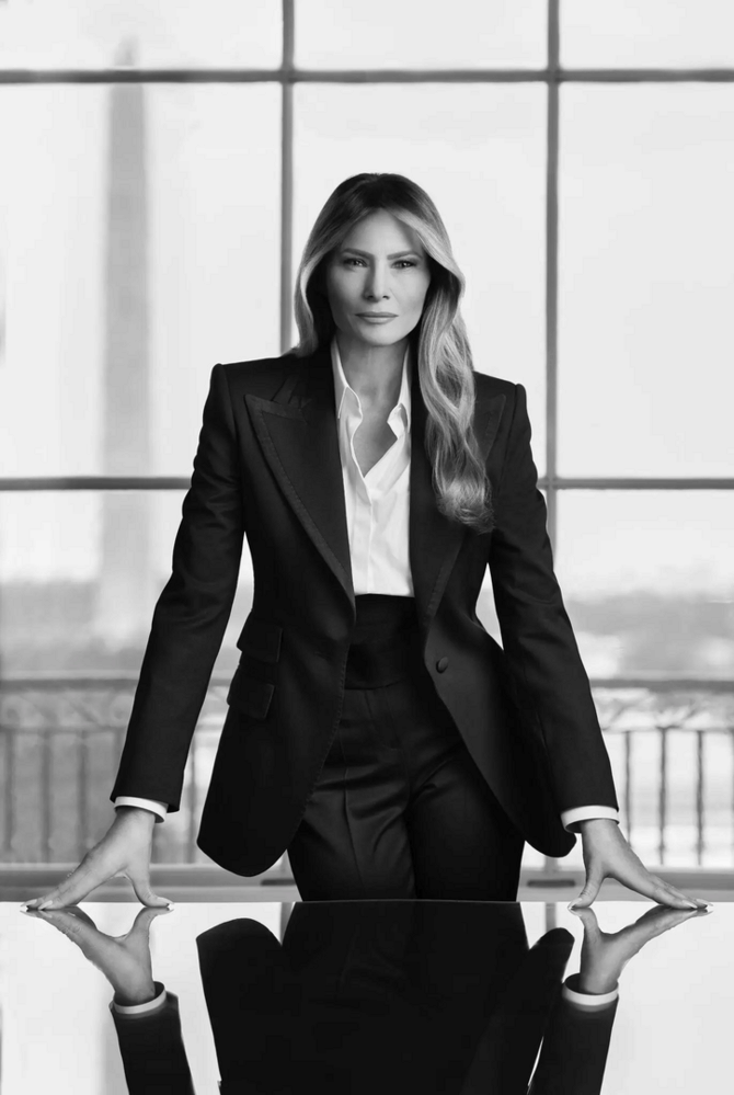 JAV administracijos nuotr./Oficialus Melanios Trump portretas 2025 m.