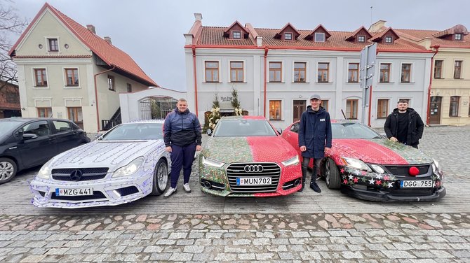 Martynas, Justas ir Ignas išpuošė savo automobilius Kalėdoms. 