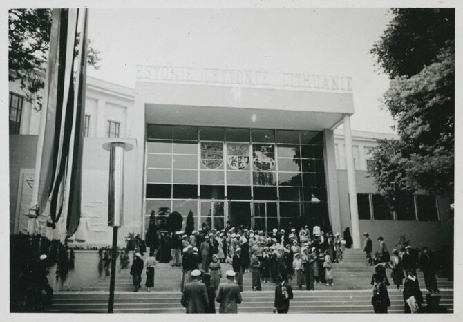 LCVA nuotr./VDU choro choristai Pasaulinėje parodoje prie Baltijos valstybių paviljono. Paryžius, 1937 m. 
