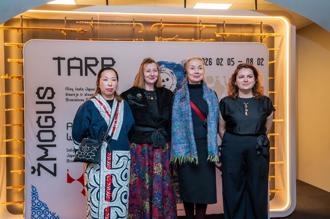Silvestro Samsono nuotr./Tarptautinės parodos „Žmogus tarp pasaulių“ kuratorės (iš kairės): dr. Kanako Uzawa, dr. Miglė Lebednykaitė, dr. Jadwiga Rodowicz-Czechowska, Simona Širvydaitė-Šliupienė 