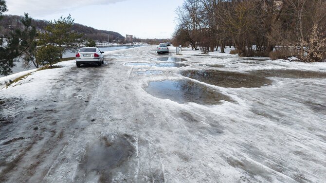 Kauno miesto savivaldybės nuotr./Duobės Nemuno krantinėje