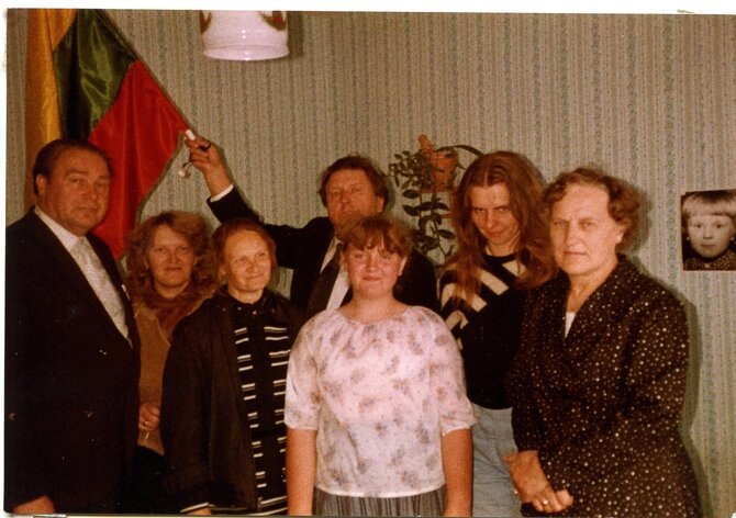 Asmeninio archyvo nuotr./Buvęs partizanas Leonas Laurinskas su ką tik pasiūta Lietuvos Trispalve prieš 1988 m. birželio 14 d. mitingą. Nuotraukoje iš kairės į dešinę: vienuolis pranciškonas Bronislovas Poškus, Genovaitė Šakalienė, ses. Monika Gavėnaitė, Genovaitės dukra Indra, Leonora Sasnauskaitė, Leono žmona Valerija Laur