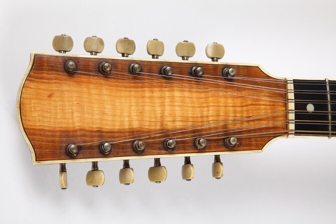 Z. Nekrošiaus nuotr./Dvylikos stygų akustinė gitara, Tony Žemaičio pagaminta 1966 m.