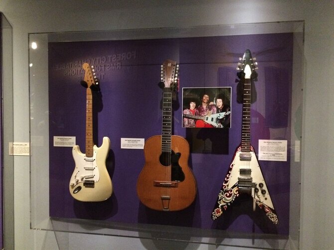 A. Skernevičiaus nuotr./Muziejuje JAV Klivlande „Rock&roll Hall of Fame” esanti Žemaičio gitara (vidurinė), priklausiusi Jimi Hendrixui