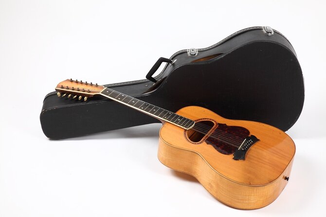 Z. Nekrošiaus nuotr./Dvylikos stygų akustinė gitara, Tony Žemaičio pagaminta 1966 m.