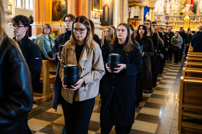LSMU nuotr./Iškilmingai palaidoti savo kūnus mokslui paaukojusių žmonių palaikai