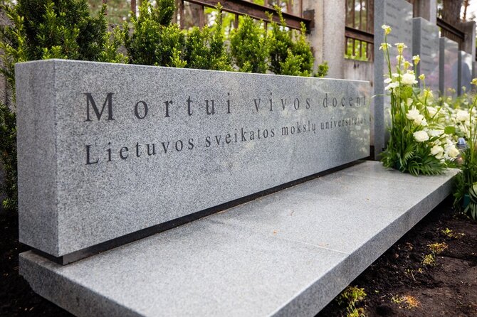 LSMU nuotr./Iškilmingai palaidoti savo kūnus mokslui paaukojusių žmonių palaikai