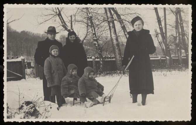 Istorinės Lietuvos Respublikos Prezidentūros Kaune nuotr./Vladas ir Kazimiera Litvinai kartu su vaikais Kazimieru, Vladislava ir Irena bei tarnaite Onute. Kaunas, 1938 m. vasario 24 d. 