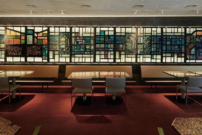 Darisus Petrulaičio nuotr./Restorano ir pirties klubo interjere panaudoti restauruoti baldai bei išsaugotas vitražas iš griaunamo pastato Klaipėdoje. Arch. Mantas Peteraitis, vitražas – Marija Anortė Mackelaitė 