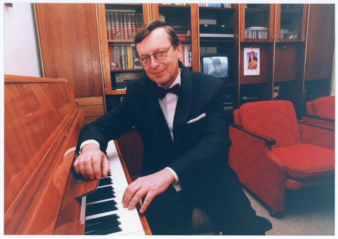 J.Jučo asmeninio archyvo nuotr./Jonas Jučas savo namuose prie pianino. Kaunas, apie 2000 m.