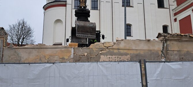 UAB „Grinda“ nuotr./Bus restauruojama Šv. Jokūbo ir Šv. Pilypo bažnyčios tvoros dalis