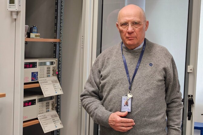 FTMC nuotr./Fizikas dr. Rimantas Miškinis prie atominių laikrodžių