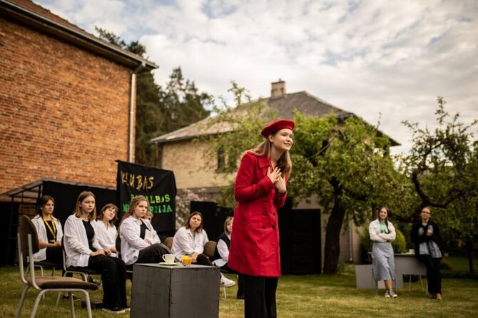 Organizatorių nuotr./Alytaus Jotvingių gimnazijos dramos studijos „Taškas“ spektaklis „Apokaliptiniai anekdotai“ 