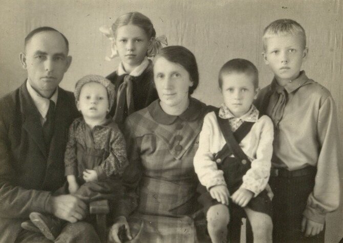 J. Markausko asmeninio archyvo nuotr./Markauskų šeima Jakutske 1952 m. Jonas antras iš dešinės