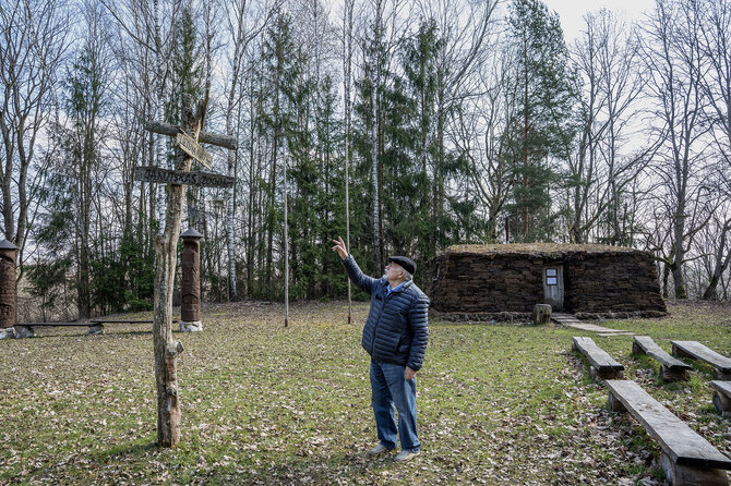 K. Jurevičiūtės nuotr./J. Markauskas prie jurtos. Fotografuota Lietuvos etnografijos muziejuje