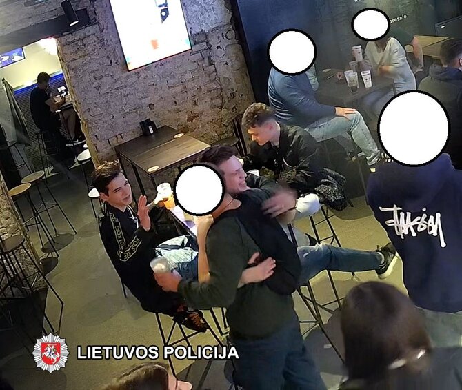 Vilniaus apskr. VPK nuotr./Vaizdo stebėjimo kamerų įrašas, kuriame užfiksuoti asmenys, galimai įvykdę šį nusikaltimą