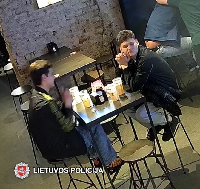 Vilniaus apskr. VPK nuotr./Vaizdo stebėjimo kamerų įrašas, kuriame užfiksuoti asmenys, galimai įvykdę šį nusikaltimą