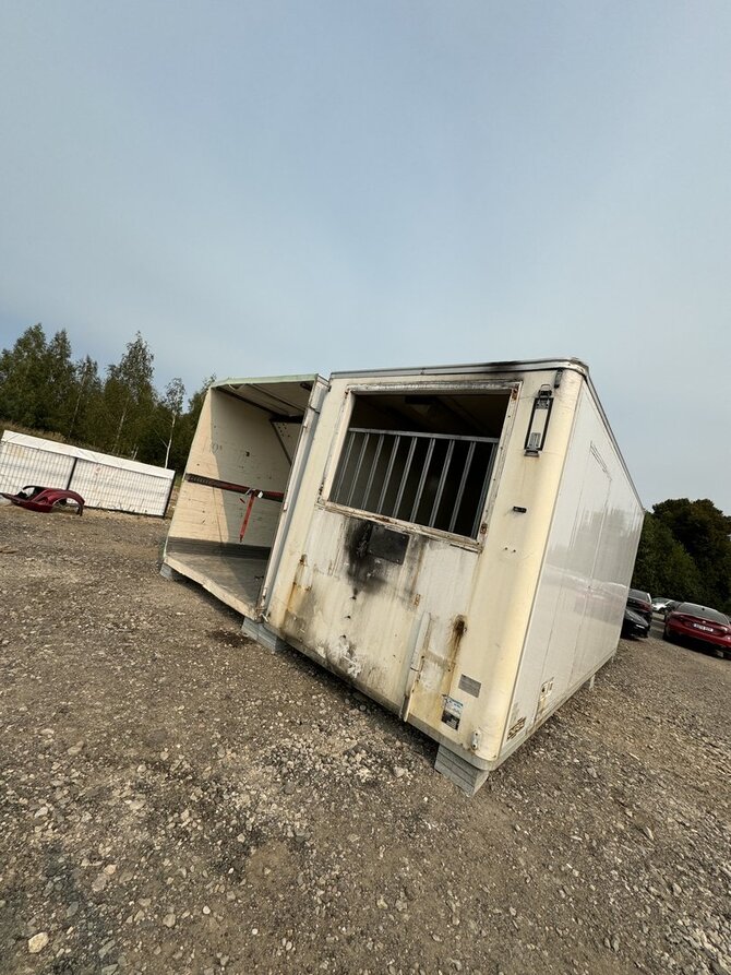 Bendrovės nuotr./Įmonė biurus įsirengė vilkikų šaldytuvuose