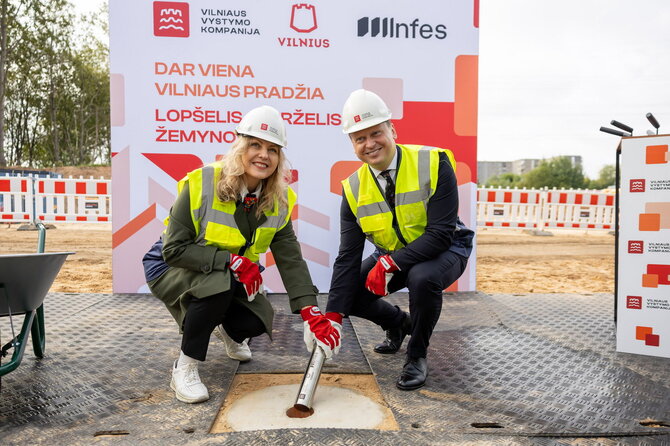 Sauliaus Žiūros nuotr./Kapsulę kasa Vilniaus meras Valdas Benkunskas ir vicemerė Donalda Meiželytė 
