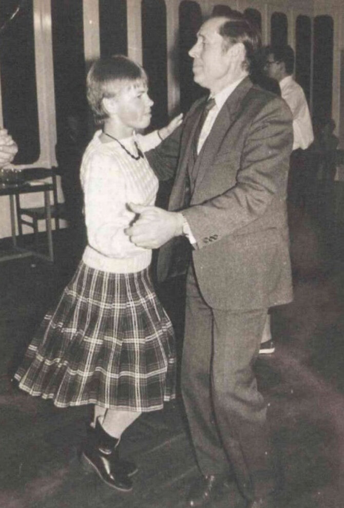 Daivos Daugirdienės asm. archyvo nuotr./„Vagos“ direktorius Algirdas A. Pekeliūnas leidyklos vakarėlyje šoka su Margarita Lankutyte-Dautartiene