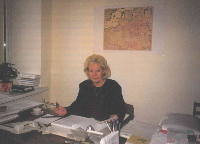O. Gudžiūnienės asm. archyvo nuotr./Redaktorė Onutė Gudžiūnienė prie darbo stalo. Dar be kompiuterių
